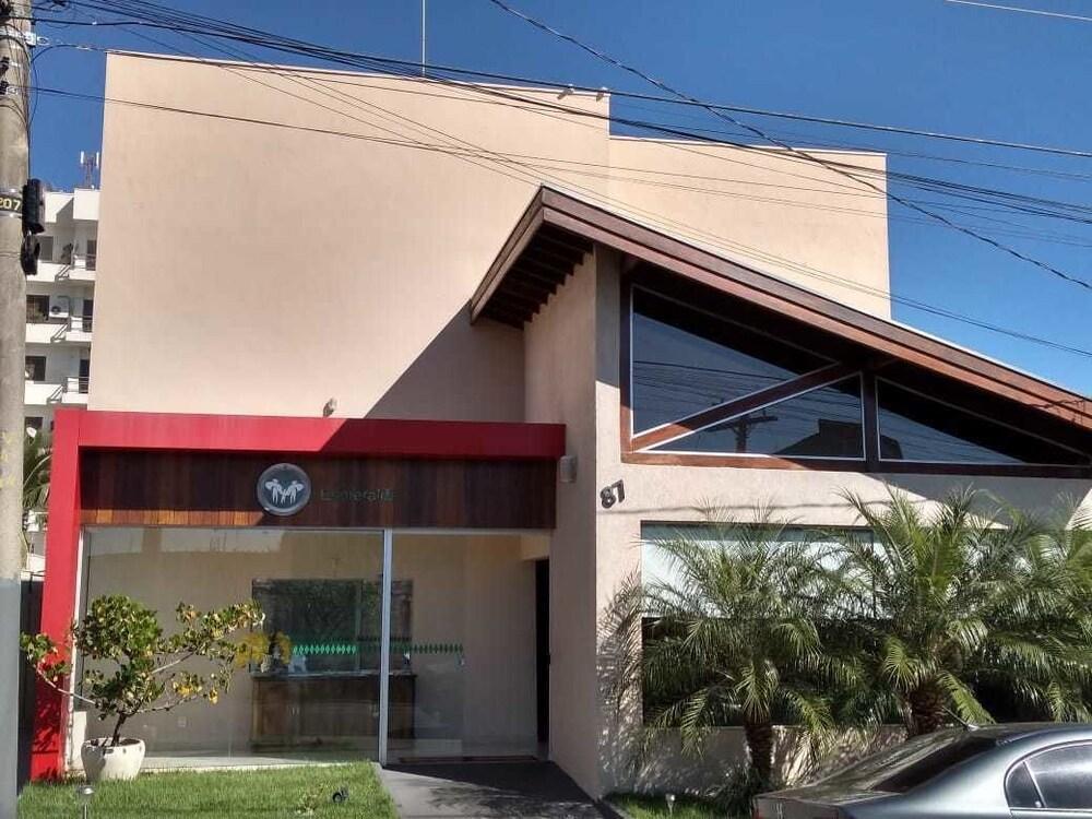 Esmeralda Inn